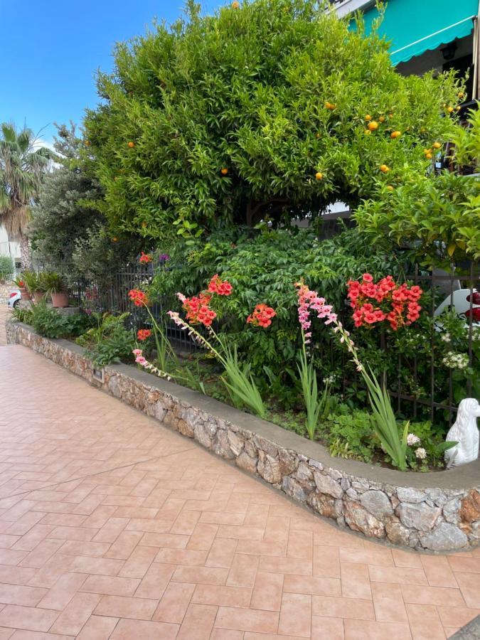 Apartment Aurora & Nicole Ideal Per Biker Con Terazza Vista Mare Parcheggio E Wi-Fi Gratuiti Pietra Ligure Exterior photo