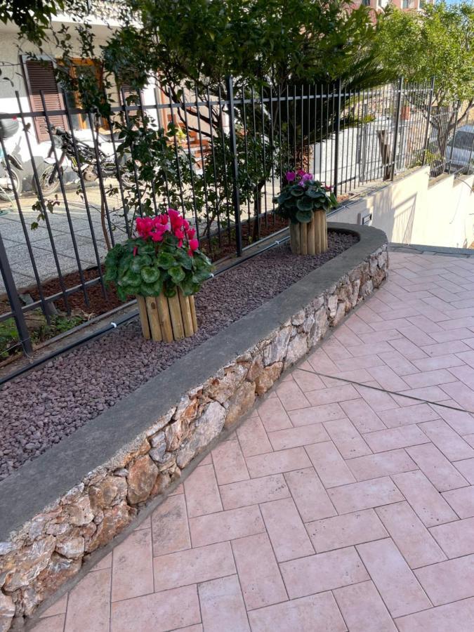 Apartment Aurora & Nicole Ideal Per Biker Con Terazza Vista Mare Parcheggio E Wi-Fi Gratuiti Pietra Ligure Exterior photo